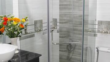 Habitación Deluxe con 1 cama matrimonial o 2 individuales | Regadera en el baño