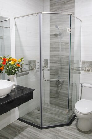 Deluxe Double or Twin Room | Bathroom shower