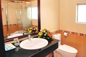 Tina profunda, amenidades de baño gratuitas, secadora de cabello 