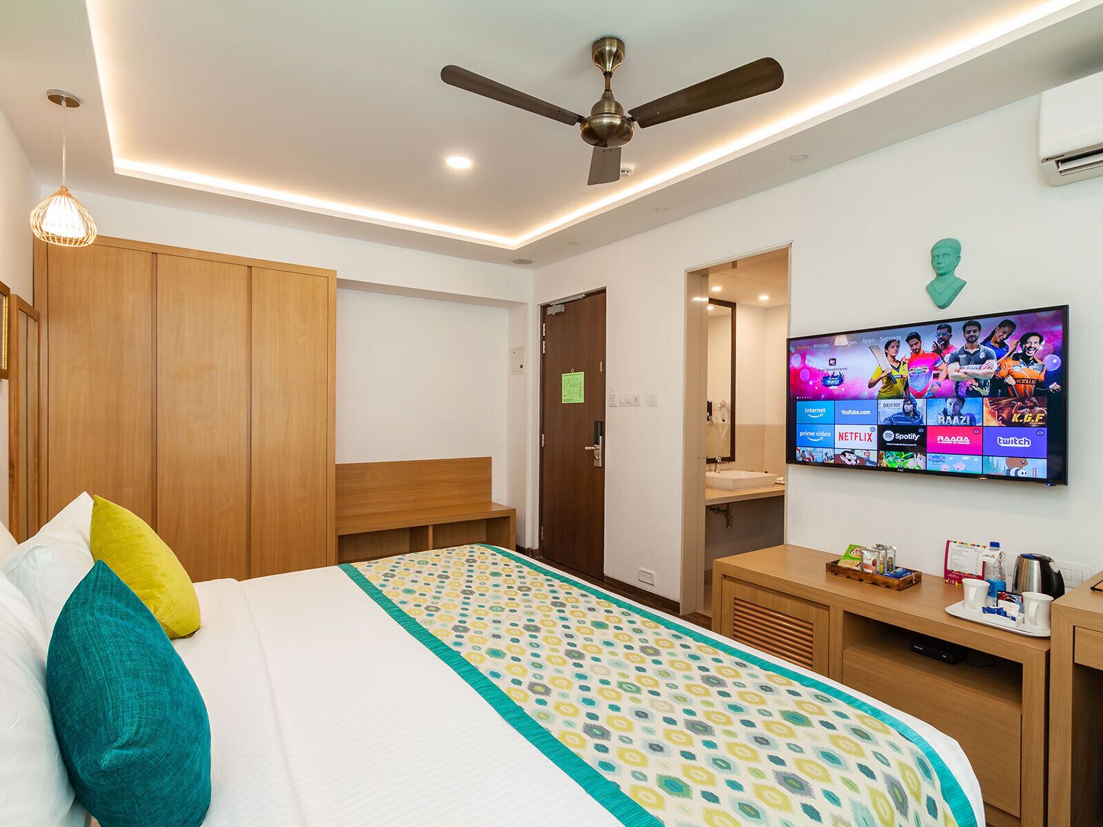 Tweepersoonskamer | Een bureau, een laptopwerkplek, verduisterende gordijnen