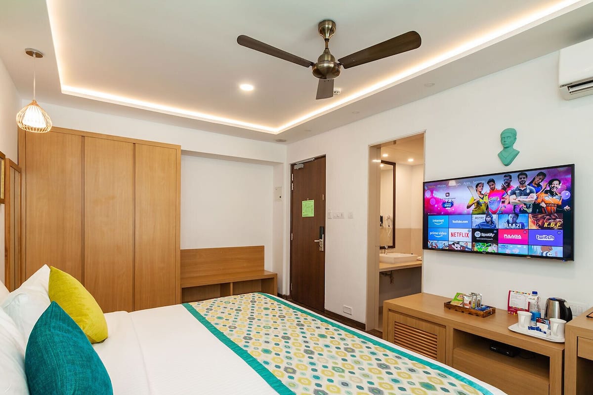 Tweepersoonskamer | Een bureau, een laptopwerkplek, verduisterende gordijnen