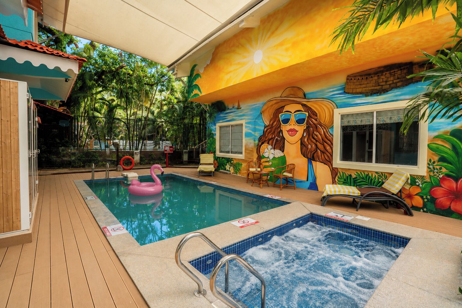 Una piscina al aire libre