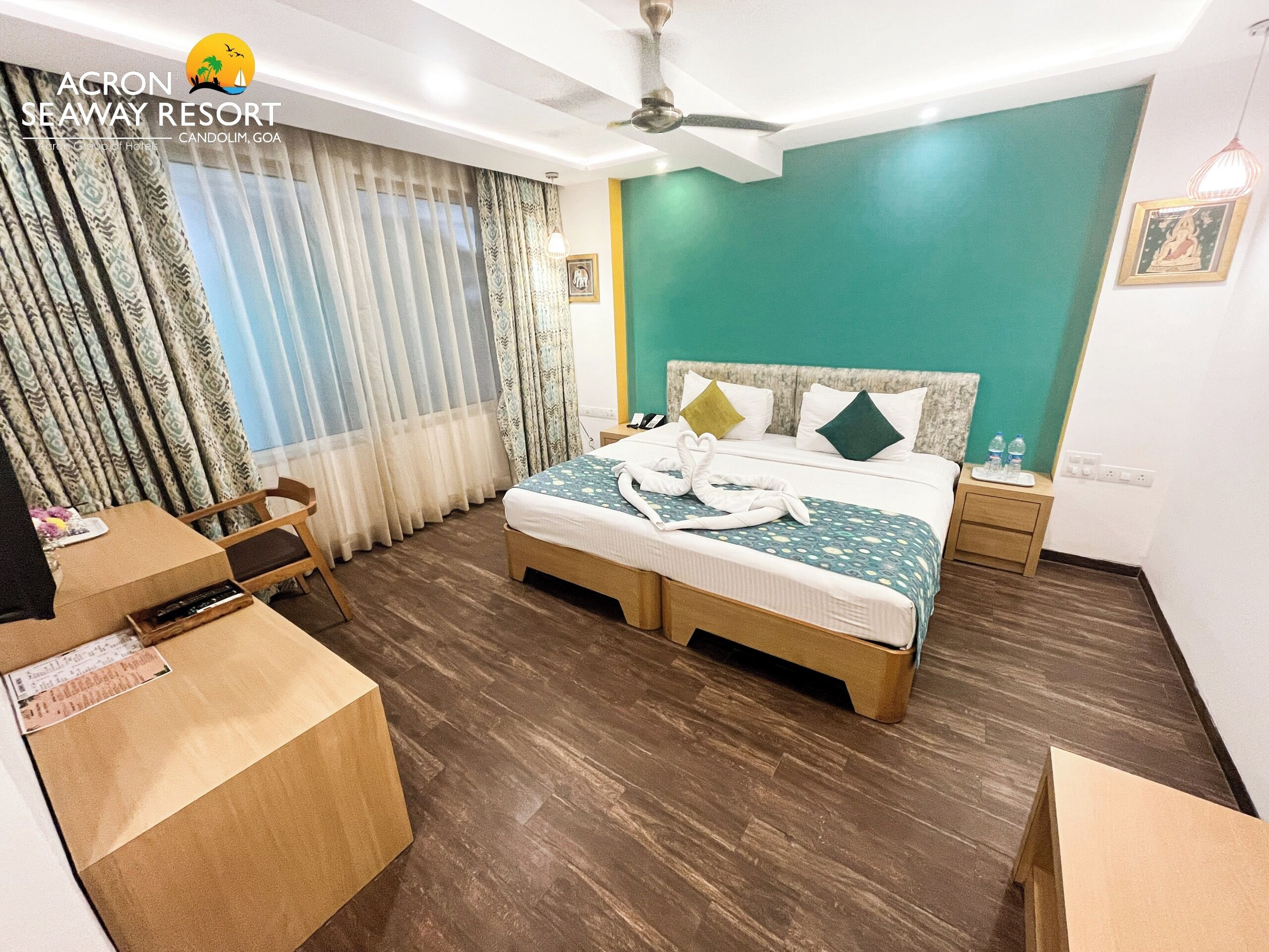 Camera Standard | Una scrivania, postazione laptop, tende oscuranti, insonorizzazione