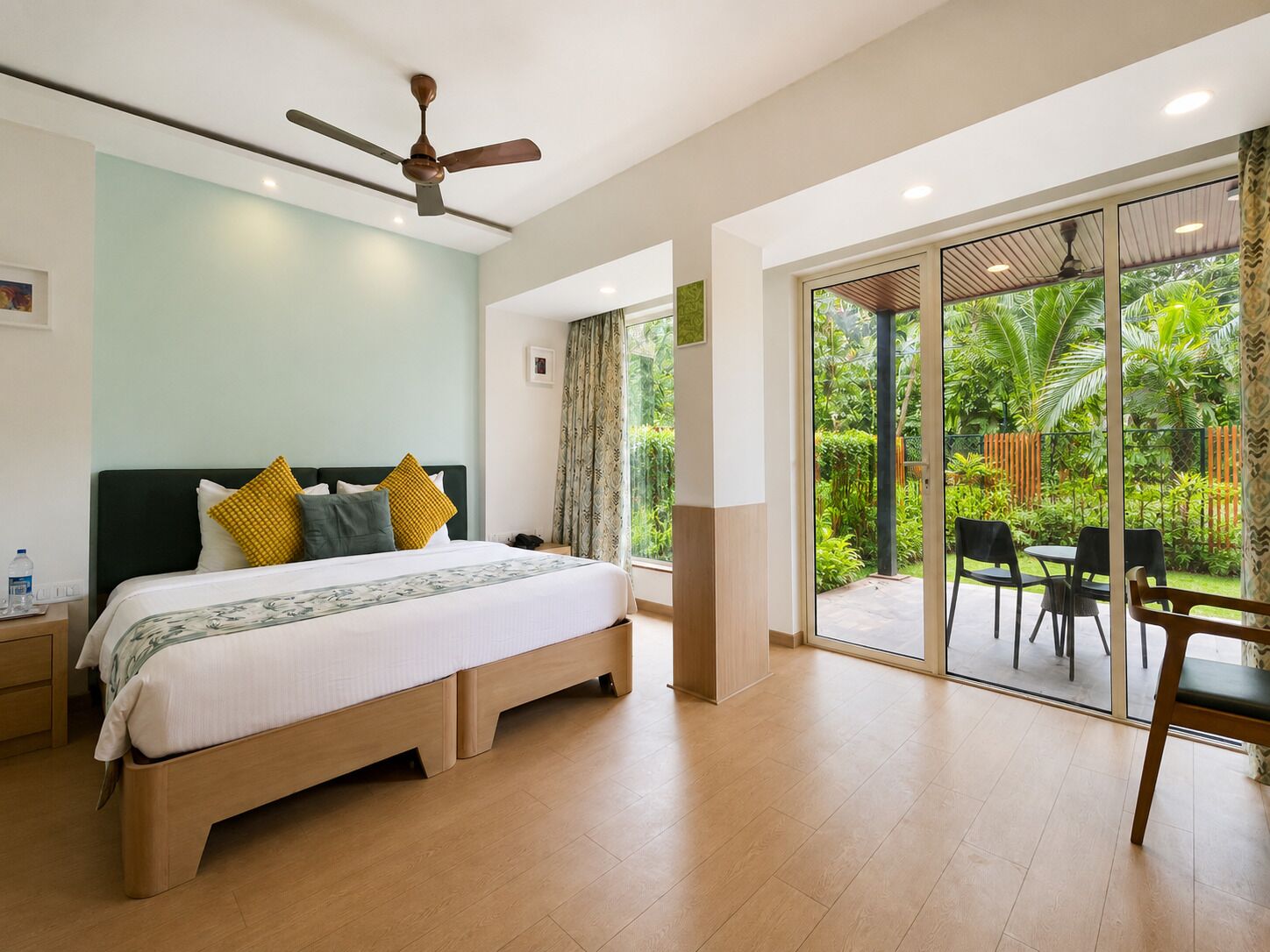 Private Garden Suite Room | Escritorio, espacio para trabajar con un portátil, cortinas opacas