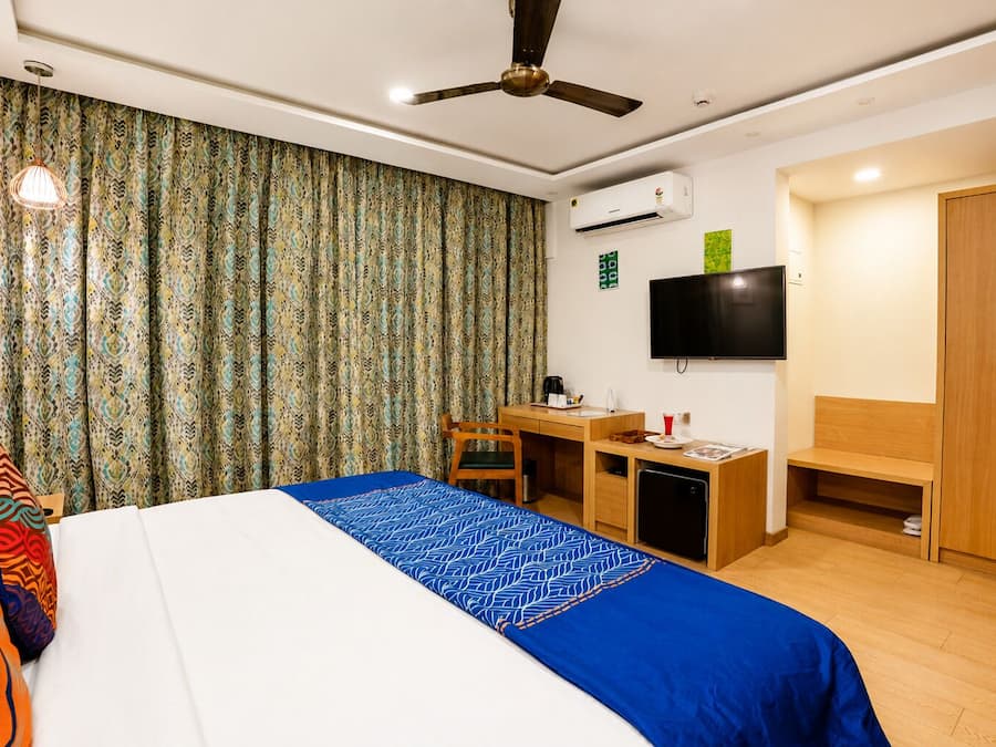 Cozy Room | Egyptian cotton sheets, premium bedding, desk, laptop workspace