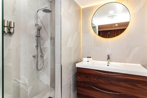 Bathroom shower - Opal Ridge Motel (Collinsville)