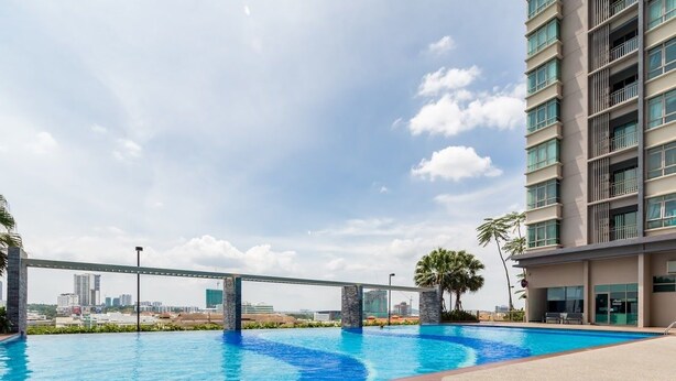Una piscina al aire libre