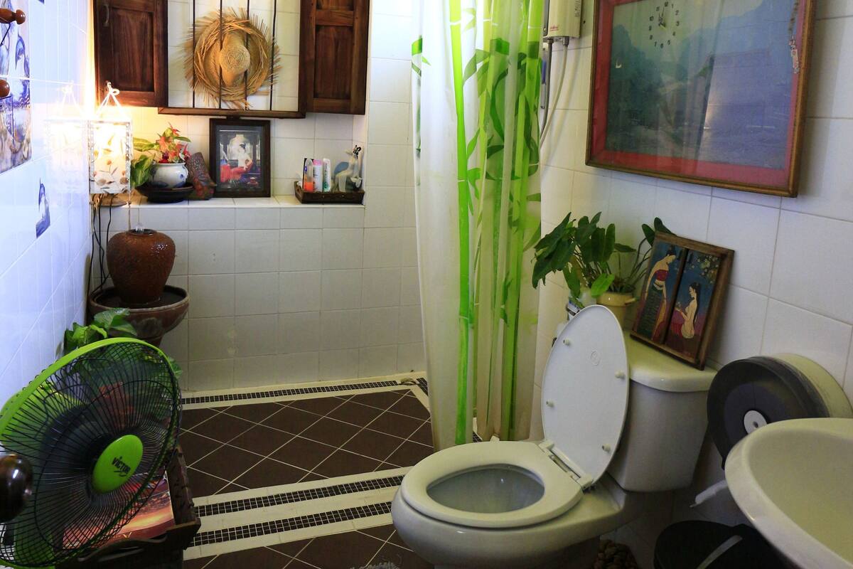 Standaard kamer | Badkamer | Een douche, handdoeken