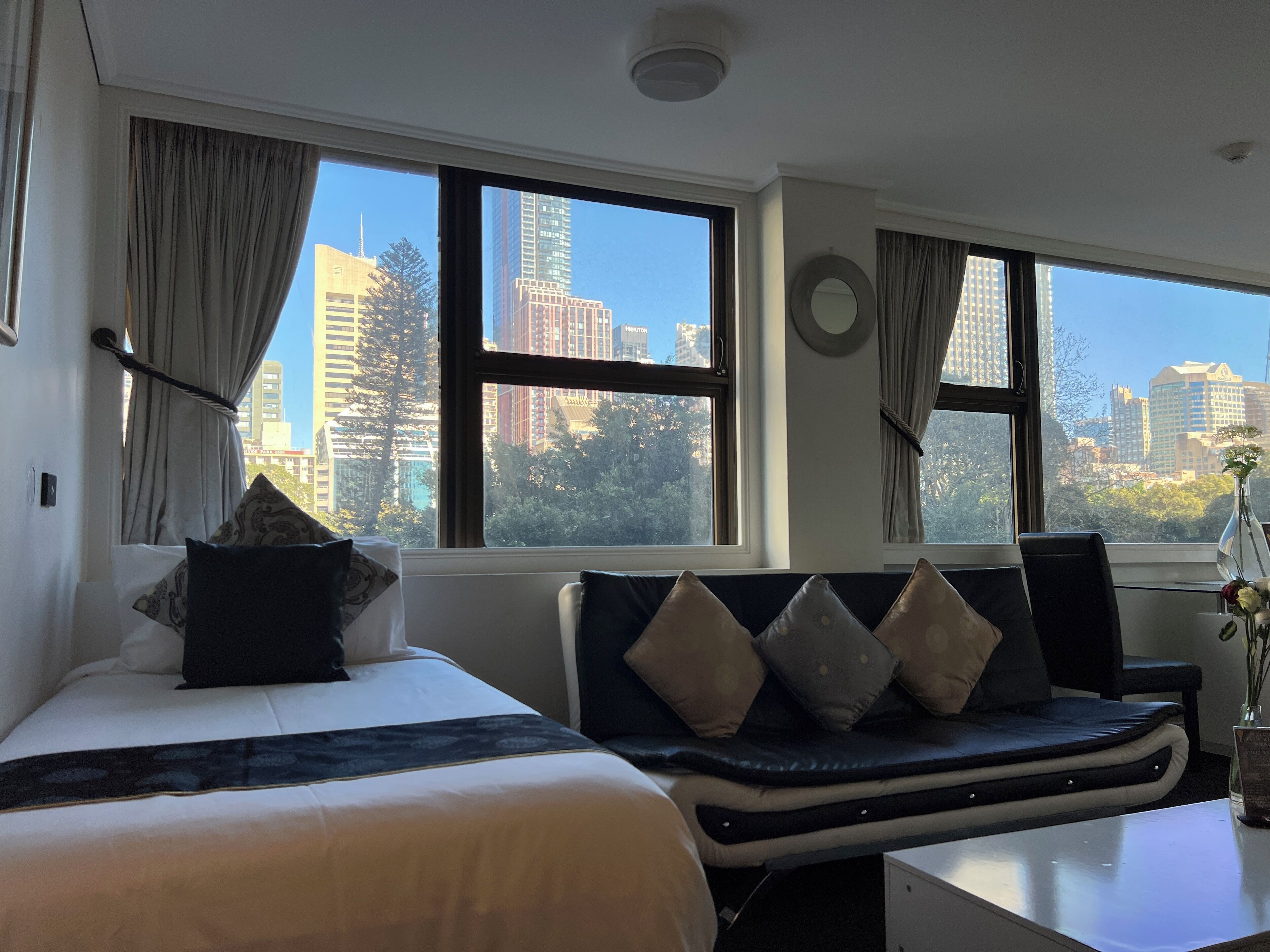 Apartamento urbano, várias camas, acessível, vista para a cidade | Área de estar | TV de tela plana