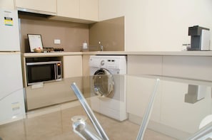 City Studio, Multiple Beds, Accessible, City View | Private kitchen