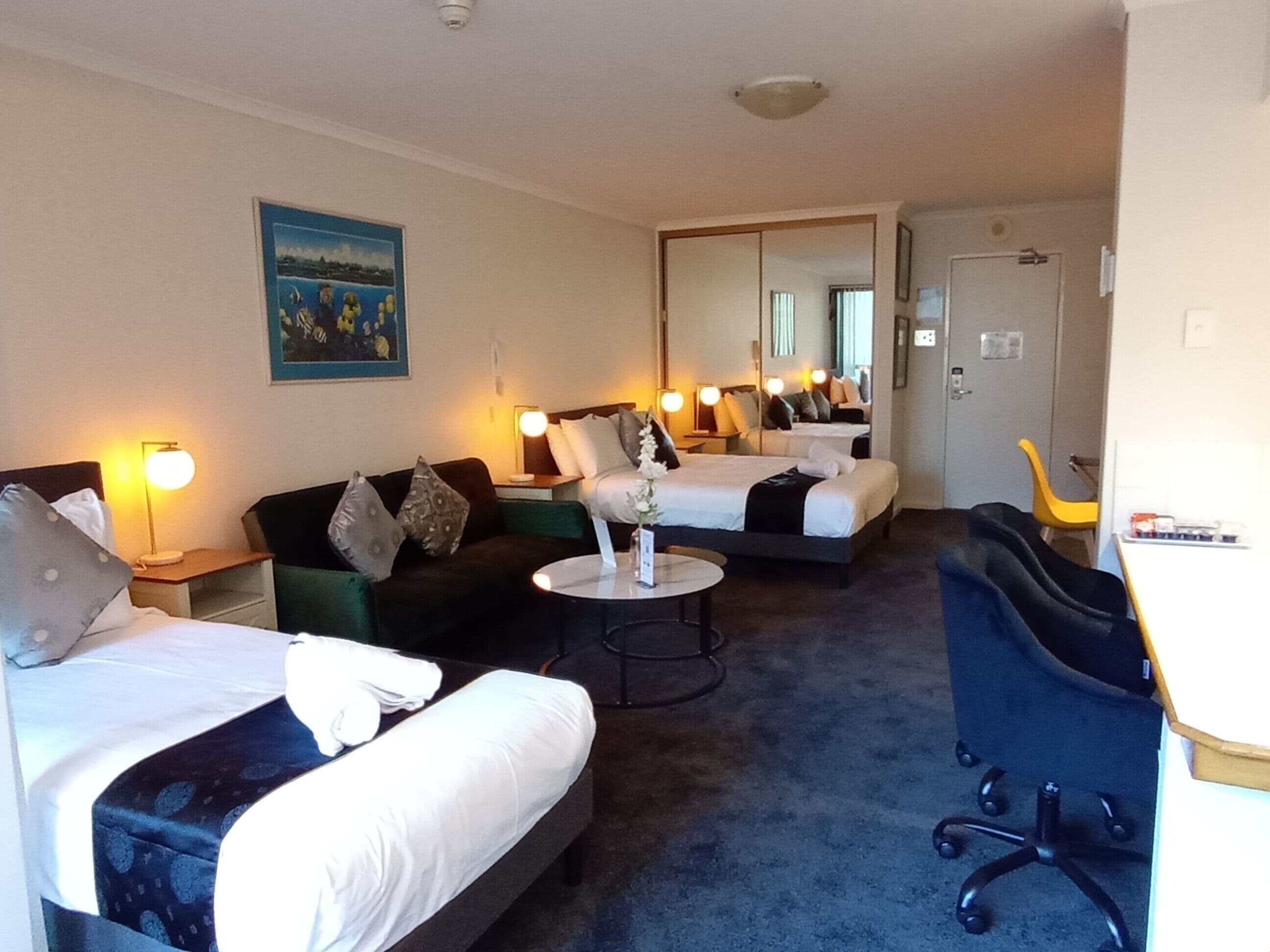 シティ スタジオスイート | 1 室のベッドルーム、客室ごとに異なる装飾、客室ごとに異なるインテリア、デスク