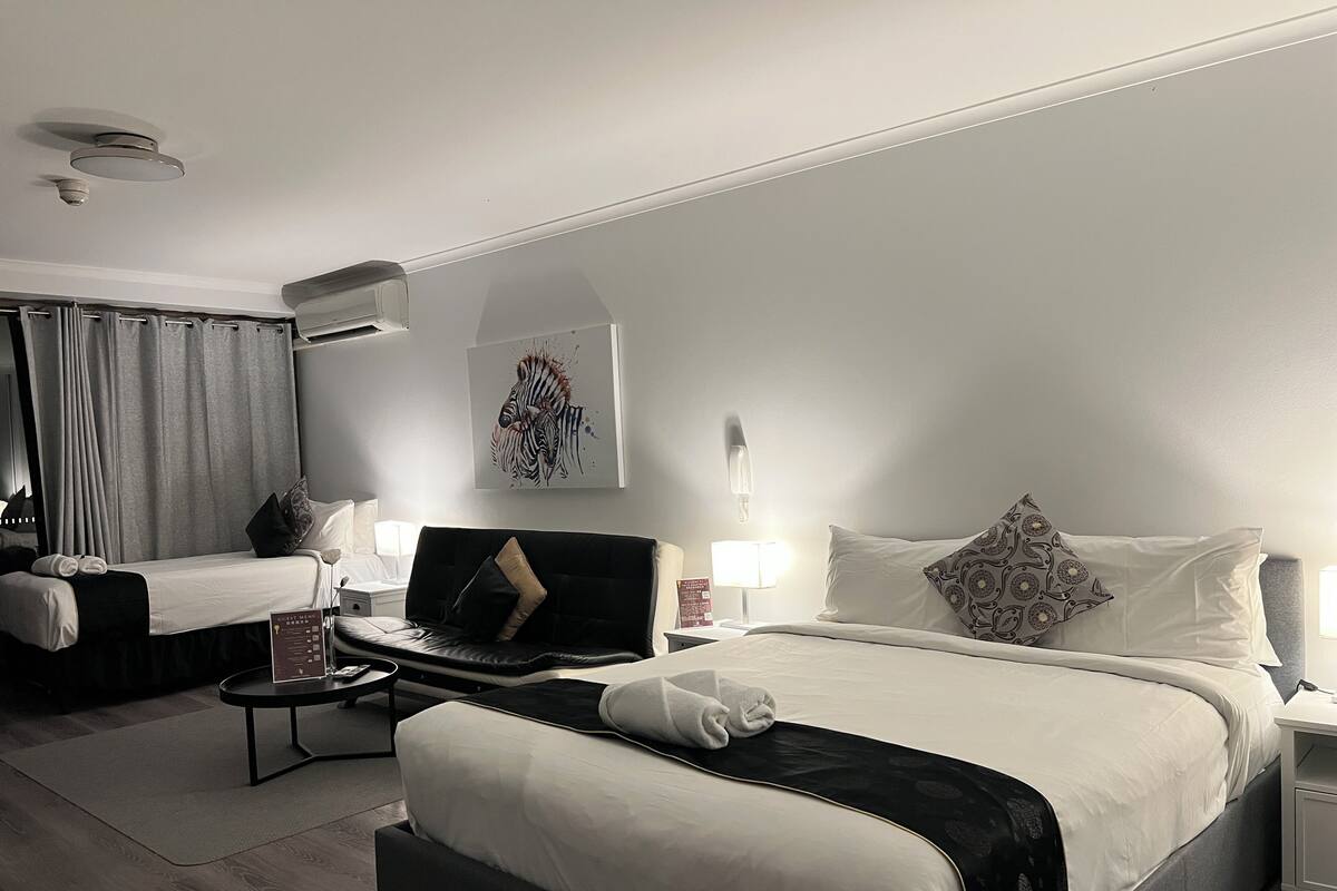 Estudio City, varias camas | 1 dormitorio, escritorio, espacio para trabajar con un portátil