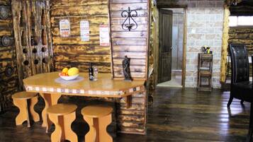 Suite Familiale, plusieurs lits, non-fumeurs | Cuisine privée | Réfrigérateur, micro-ondes, cafetière/bouilloire, bouilloire électrique