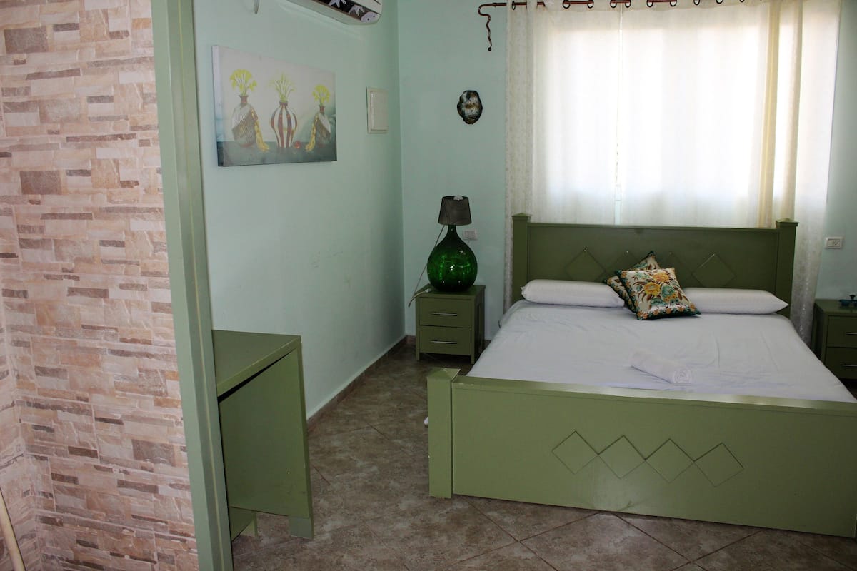 Design tweepersoonskamer, 1 queensize bed, niet-roken | Woonkamer | Een flatscreentelevisie