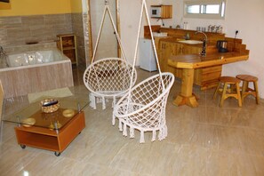 Habitación doble Premier, 1 cama Queen size, para no fumadores | Sala de estar | Televisión de pantalla plana 