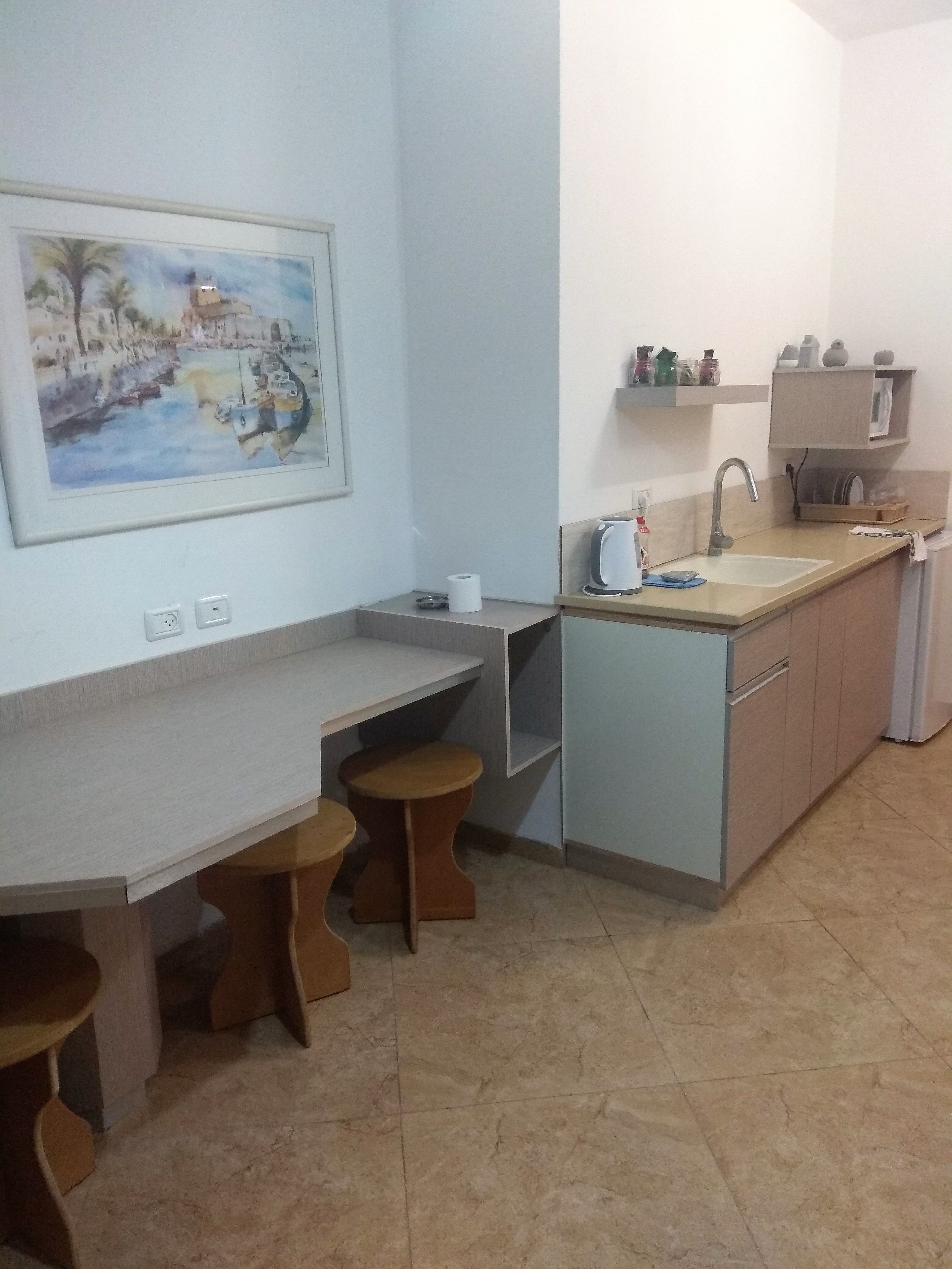 Chambre Double Supérieure, 1 grand lit, non-fumeurs | Cuisine privée | Réfrigérateur, micro-ondes, cafetière/bouilloire, bouilloire électrique