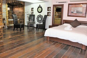 Suite familiar, varias camas, para no fumadores | Área de sala de estar | Televisión de pantalla plana