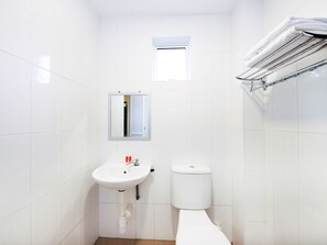 Shower, free toiletries, slippers, bidet - Lawten Hotel (Malacca City)