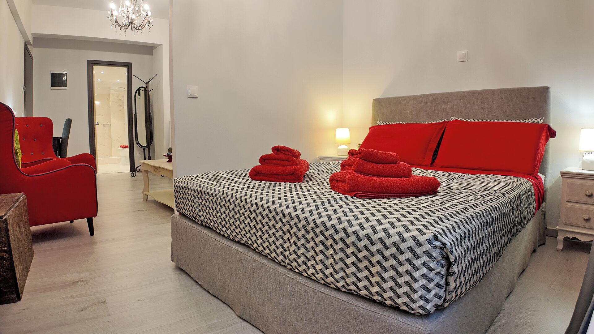Deluxe Triple Room | Peralatan tempat tidur premium, bar mini, meja 