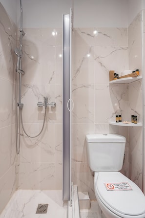 Comfort-dobbeltværelse - byudsigt | Badeværelse | Bruser, designertoiletartikler, hårtørrer, badekåber