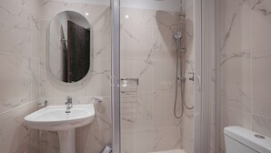 Shower, hydromassage showerhead, free toiletries, hair dryer - Athens Point (Athens)