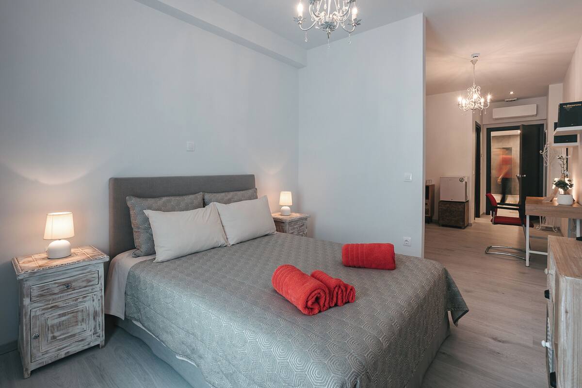 Kahden hengen comfort-huone, kaupunkinäköala | Minibaari, työpöytä, kannettavalle tietokoneelle sopiva työtila