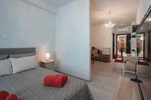 Minibar, bureau, espace de travail pour ordinateur portable