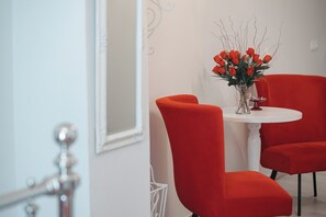 Comfort-dobbeltværelse - byudsigt | Minibar, skrivebord, arbejdsområde til bærbare computere, lydisolering