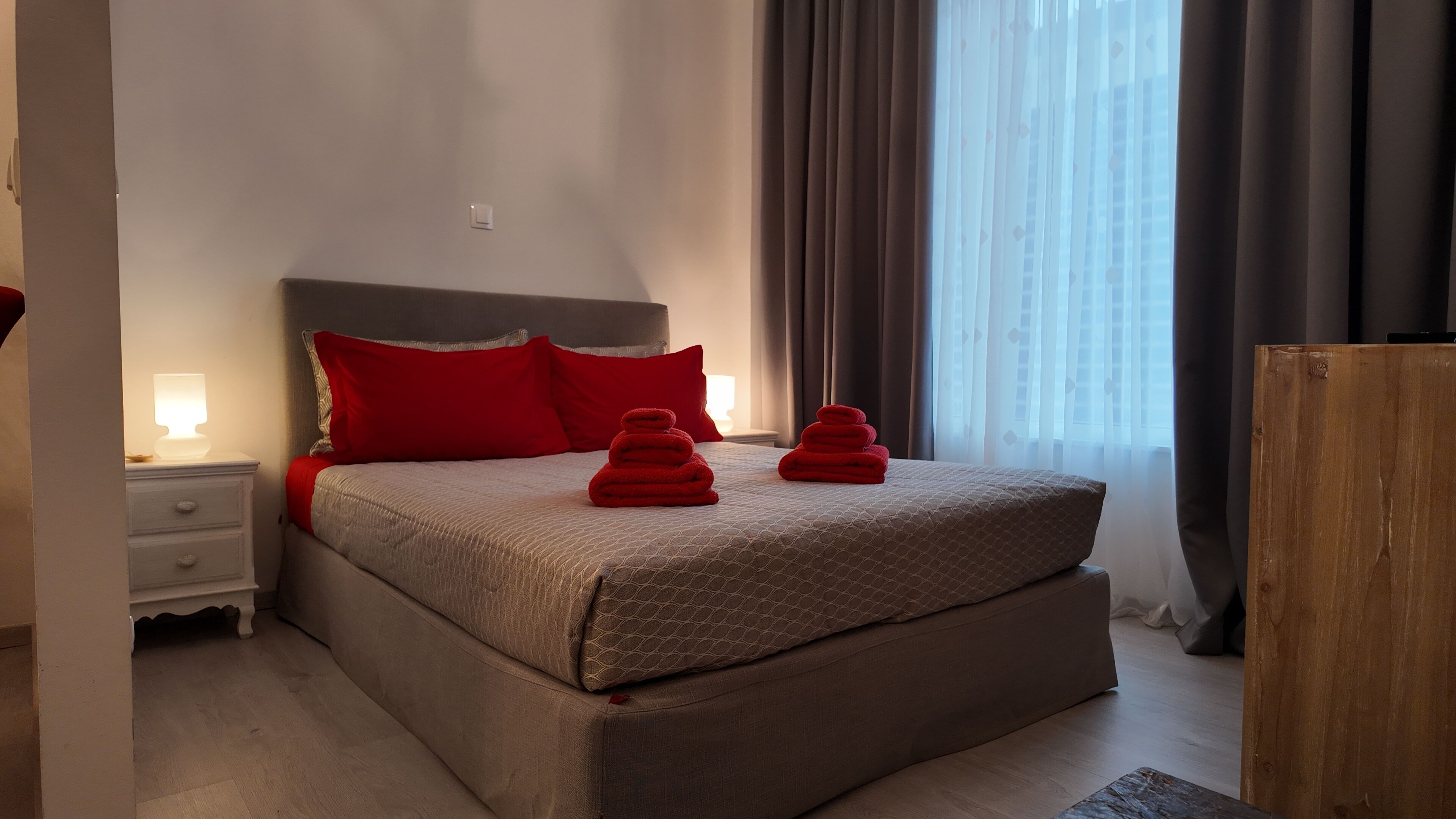 Peralatan tempat tidur premium, bar mini, meja 
