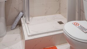 Shower, hydromassage showerhead, free toiletries, hair dryer - Athens Point (Athens)