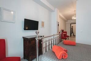 Minibar, bureau, espace de travail pour ordinateur portable