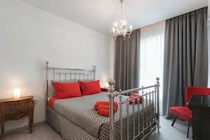 Comfort-dobbeltværelse - byudsigt | Minibar, skrivebord, arbejdsområde til bærbare computere, lydisolering