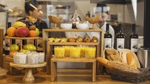 Un bufé de desayuno con frutas, pasteles y jugo.