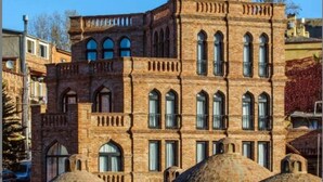 Un edificio histórico con ventanas arqueadas y un balcón.