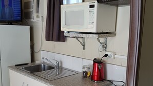 Standard Cabin, Multiple Beds, Non Smoking, Garden View | Private kitchen - Rose City Caravan Park (Womina)