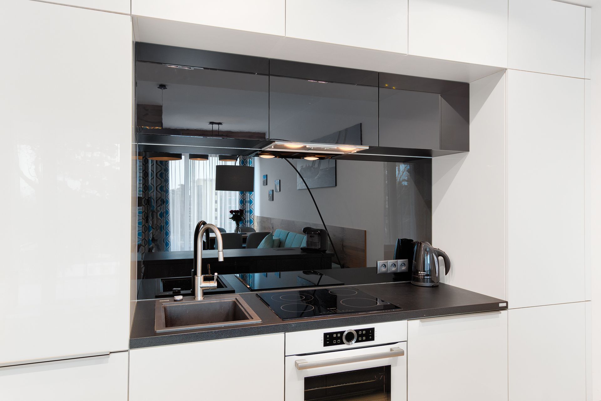 Una cocina moderna con estufa, lavaplatos y horno integrados.