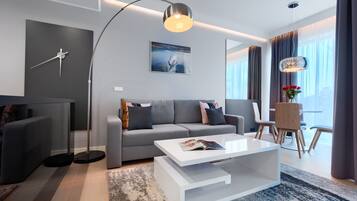 Deluxe appartement, 1 slaapkamer, gedeeltelijk uitzicht op zee | 1 slaapkamer, luxe beddengoed, een strijkplank/strijkijzer, gratis wifi