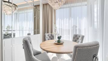 Deluxe appartement, 1 slaapkamer, uitzicht op zee | Dineren