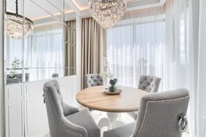 ดีลักซ์อพาร์ทเมนท์, 1 ห้องนอน, วิวทะเล | ร้านอาหาร