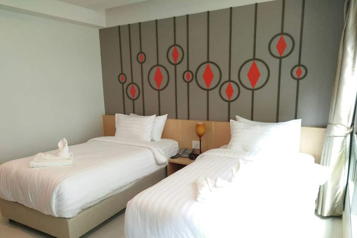 Standard Twin Room | Minibar, in-room safe, blackout drapes, soundproofing