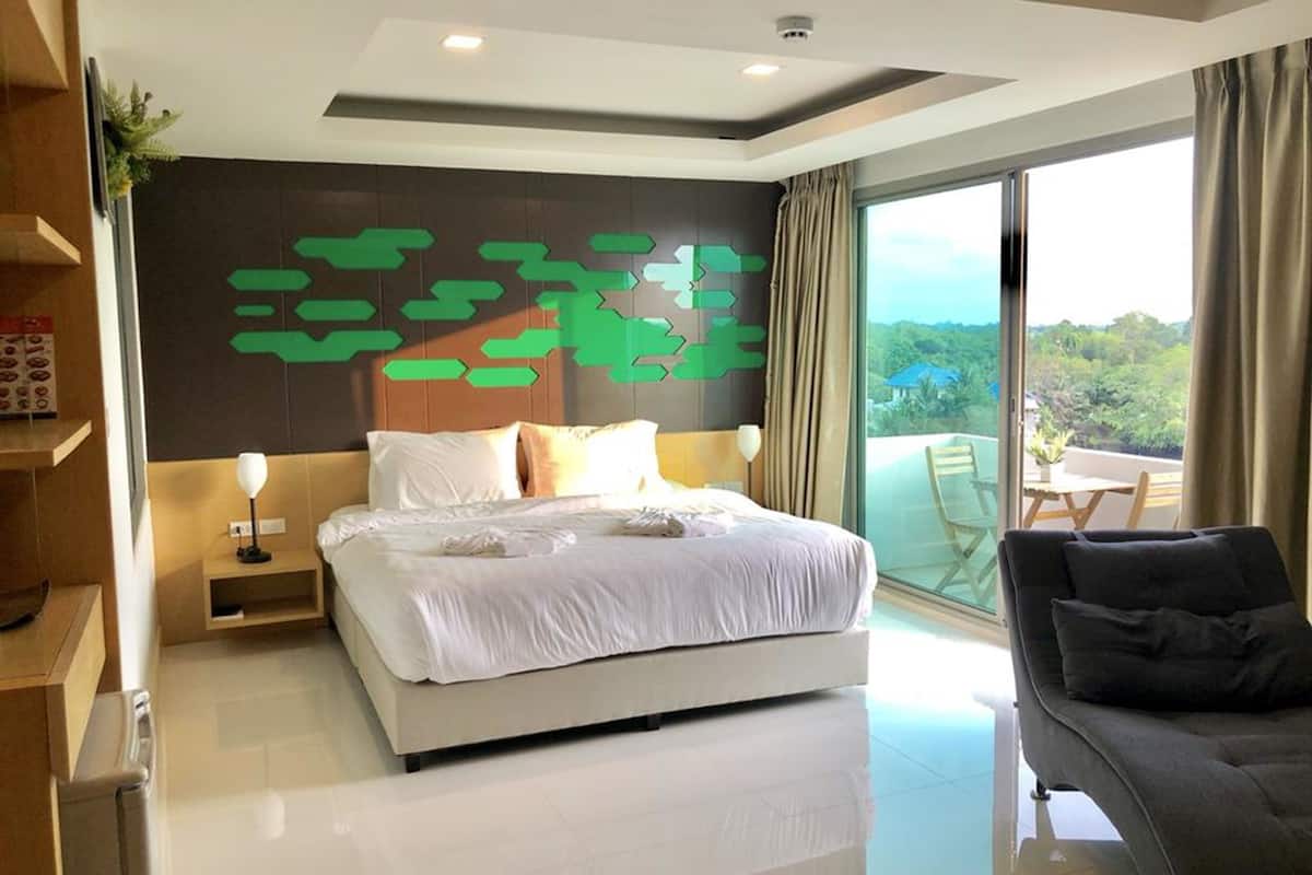 Superior Double Room with Bathtub | Minibar, in-room safe, blackout drapes, soundproofing