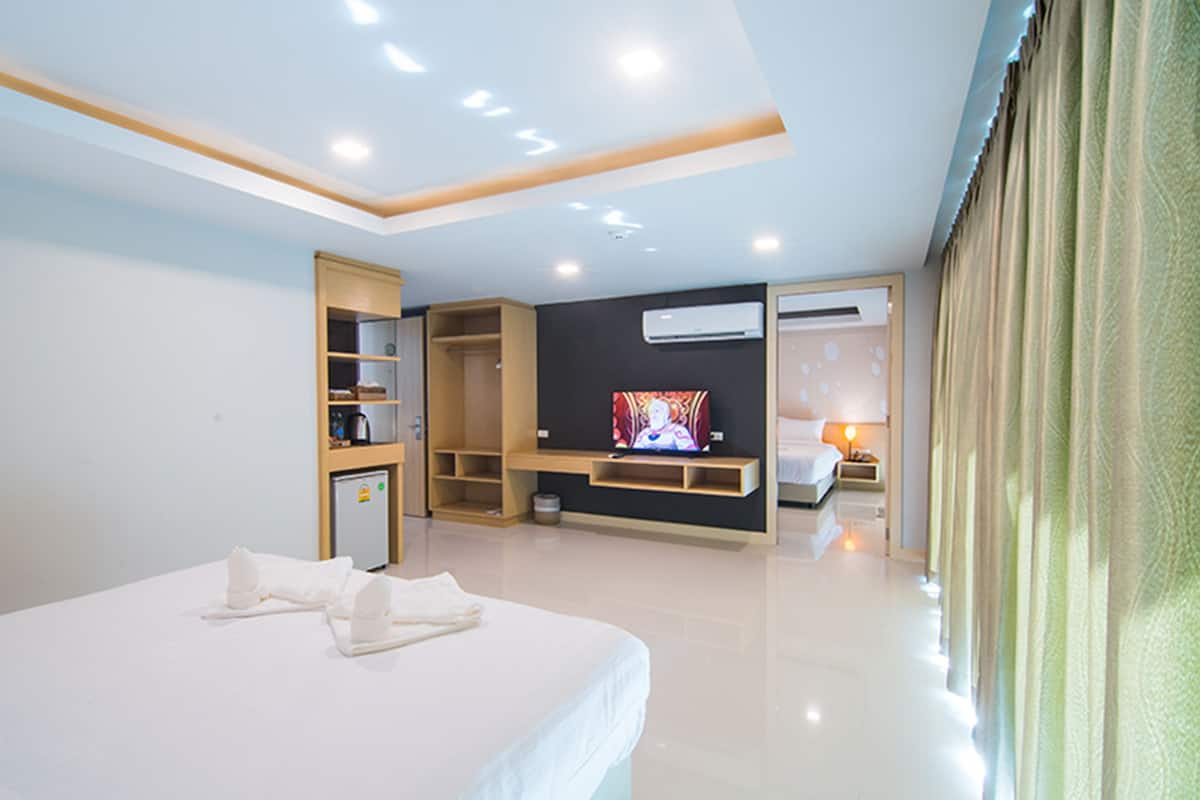 Family Room | Minibar, in-room safe, blackout drapes, soundproofing