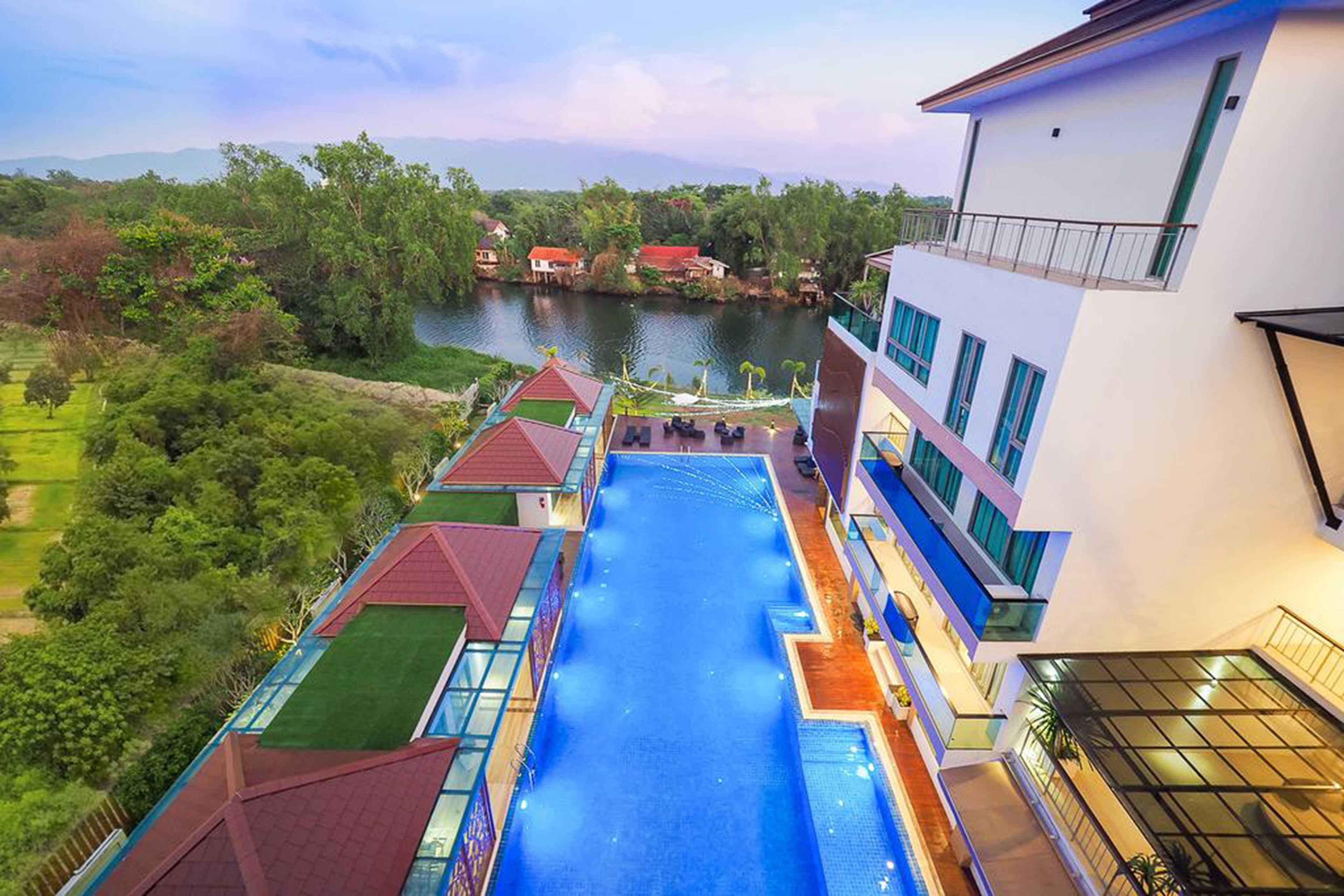 สระว่ายน้ำกลางแจ้ง