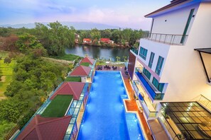 Outdoor pool - The Peak Chanthaburi Hotel (Chanthaburi)