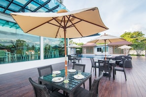 Phục vụ bữa sáng và bữa trưa 