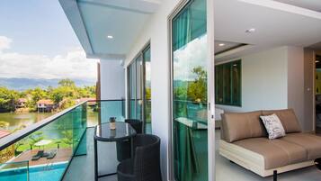 Deluxe Double Room with Bathtub | Balcony