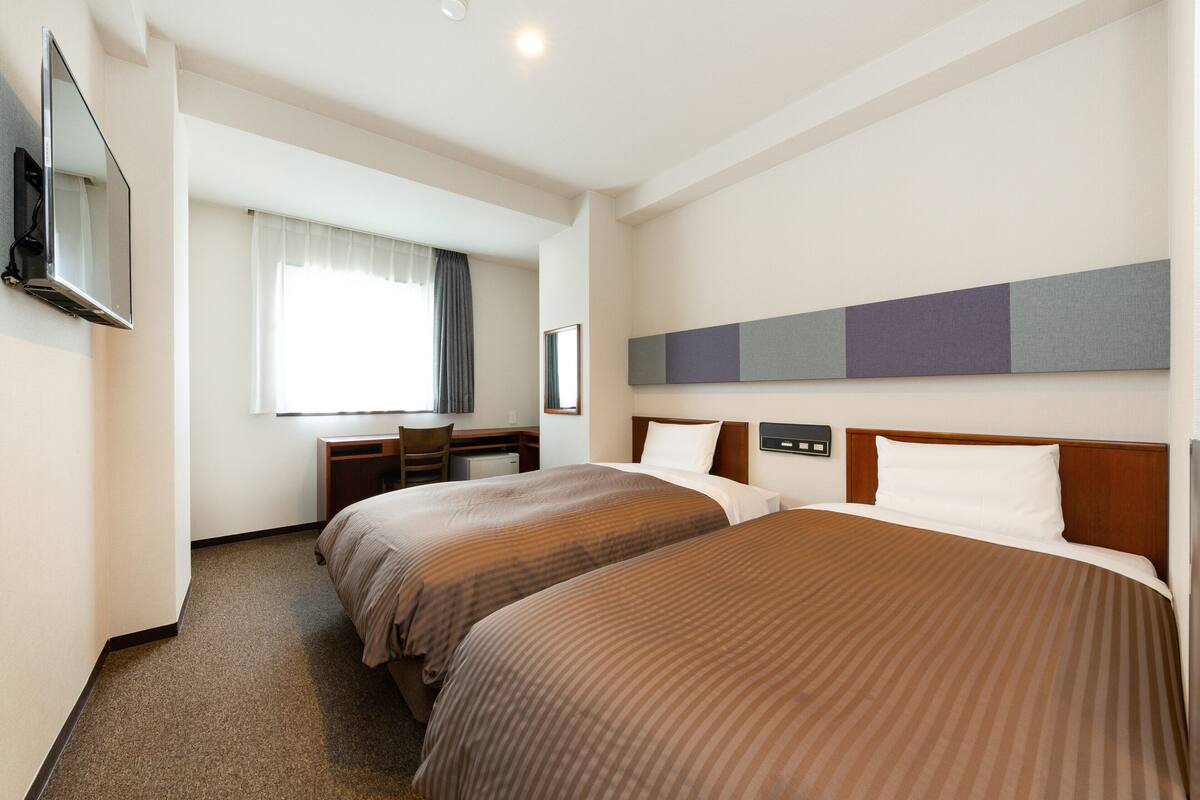 Twin Room, Non Smoking | Desk, blackout drapes, WiFi (free), bed sheets