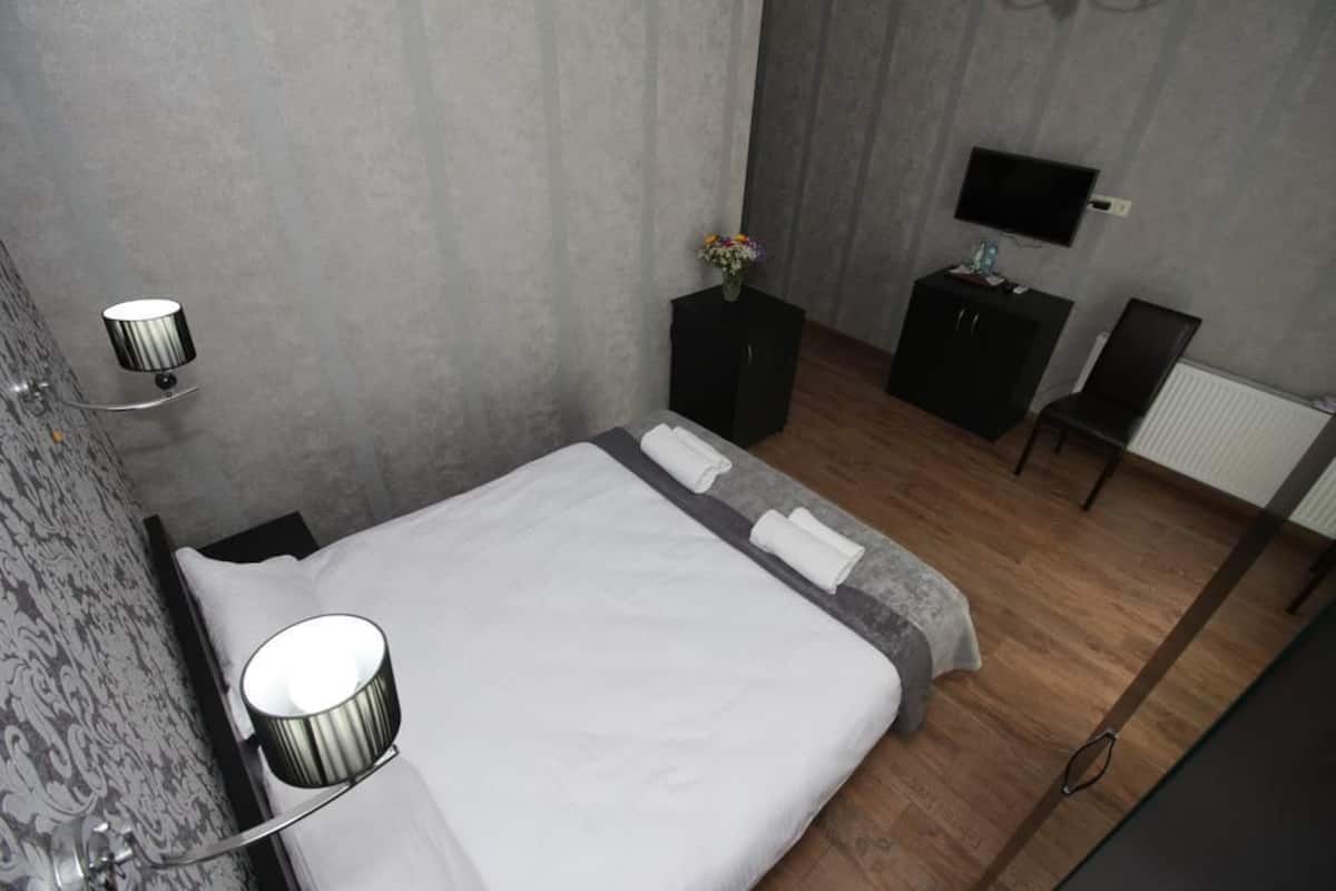 Habitación básica con 1 cama matrimonial o 2 individuales | Insonorización, tabla de planchar con plancha y wifi gratis
