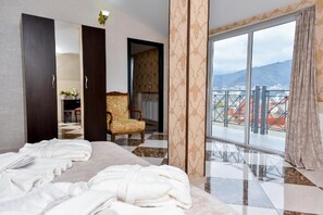 Soundproofing, iron/ironing board, free WiFi, bed sheets - Marialuis Hotel (Tbilisi)