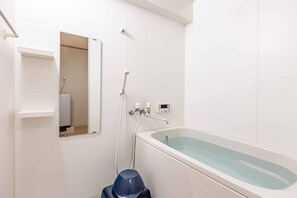 Yokoduna Hostel 603 | Bathroom | Separate tub and shower, deep soaking tub, free toiletries, hair dryer